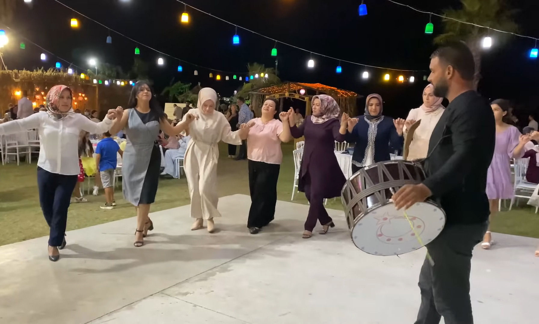 Asker Eğlencelerinde Coşkuya Yön Veren Kontrollü Sahne Yönetimi