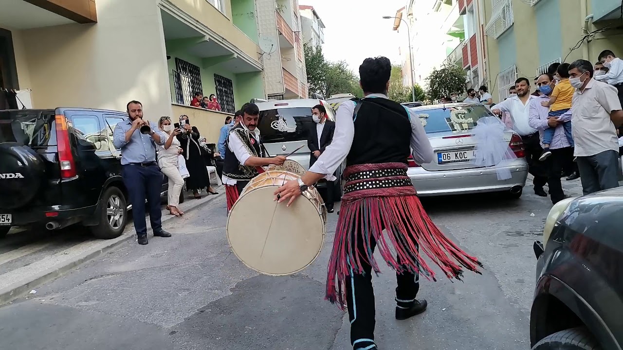 Düğün Salonunda Ses, Işık ve Kalabalığa Uyumlu Sahne Kurgusu